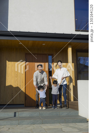 家の前に立つ家族 家の前に立つ家族 130164120