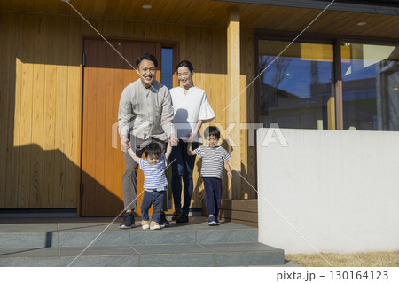 家の前に立つ家族 家の前に立つ家族 130164123
