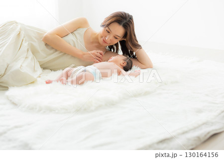 赤ちゃんとお母さん 赤ちゃんとお母さん 130164156