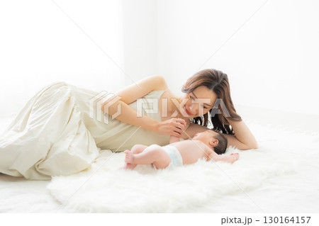 赤ちゃんとお母さん 赤ちゃんとお母さん 130164157