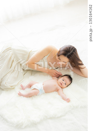 赤ちゃんとお母さん 赤ちゃんとお母さん 130164162