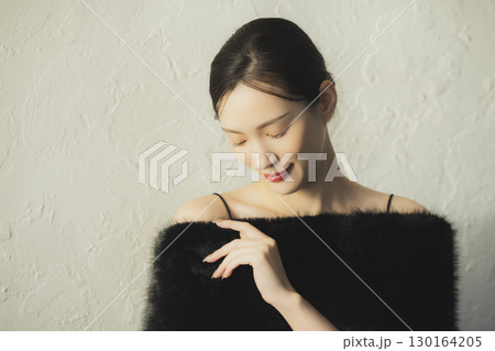 ファーを纏う女性 ファーを纏う女性 130164205