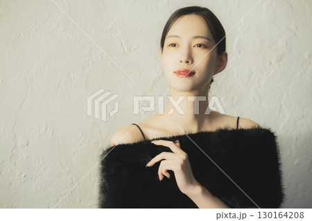 ファーを纏う女性　  130164208