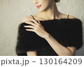 ファーを纏う女性　  130164209