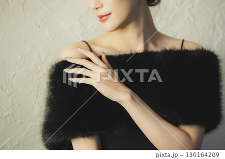 ファーを纏う女性　  130164209