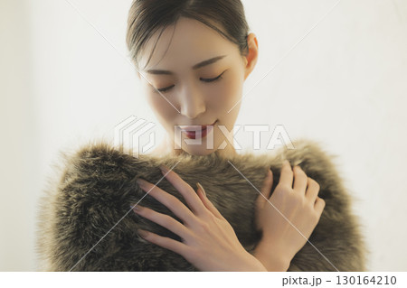 ファーを纏う女性　  130164210