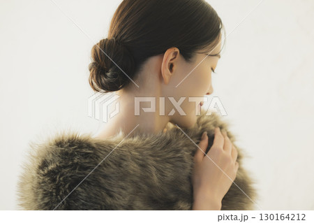 ファーを纏う女性　  130164212
