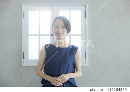 窓際に立つ女性 窓際に立つ女性 130164229