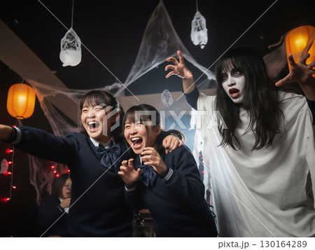 日本の女子高生、学園祭のハロウィンパーティーで大はしゃぎ!ホラー風メイクで友人を驚かせる 日本の女子高生、学園祭のハロウィンパーティーで大はしゃぎ!ホラー風メイクで友人を驚かせる 130164289