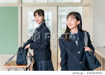 学校の教室に登校する笑顔の小学生,中学生,高校生の女の子 学校の教室に登校する笑顔の小学生,中学生,高校生の女の子 130164443