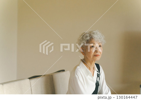 シニア女性 130164447