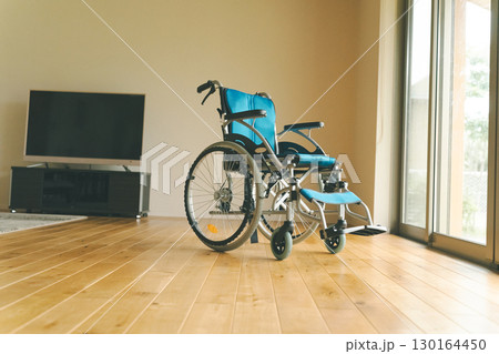 リビングの車椅子 130164450