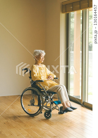車椅子のシニア女性 車椅子のシニア女性 130164457