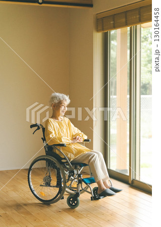 車椅子のシニア女性 130164458