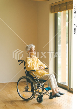 車椅子のシニア女性 130164459