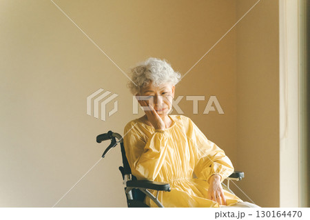 シニア女性の不調 130164470