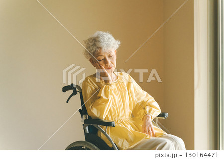 シニア女性の不調 130164471