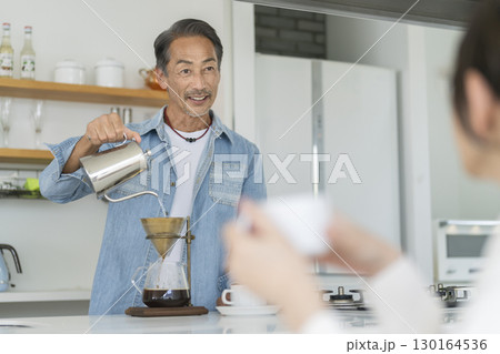 コーヒーを淹れる60代の男性 コーヒーを淹れる60代の男性 130164536