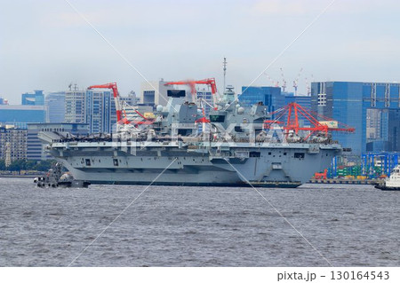 インド太平洋地域の平和維持へ… 東京港に入港する英国海軍・空母『プリンス・オブ・ウェールズ』 130164543
