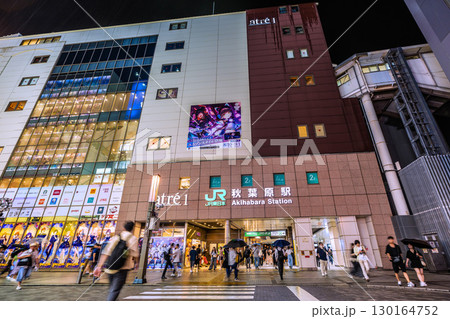 日本の東京都市景観夜遅くでも若者や外国人観光客らで賑わう秋葉原＝19時53分 130164752
