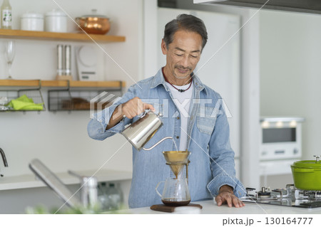 コーヒーを淹れる60代の男性 コーヒーを淹れる60代の男性 130164777