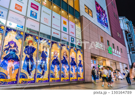 日本の東京都市景観夜遅くでも若者や外国人観光客らで賑わう秋葉原＝19時54分 130164789