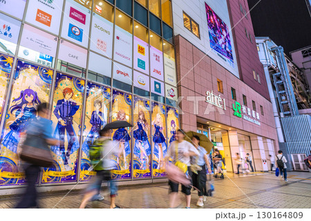 日本の東京都市景観夜遅くでも若者や外国人観光客らで賑わう秋葉原＝19時54分 130164809