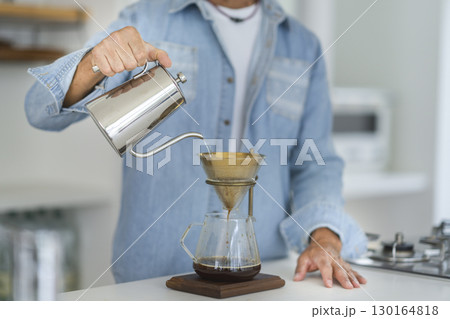 コーヒーを淹れるシニア男性の手元 コーヒーを淹れるシニア男性の手元 130164818