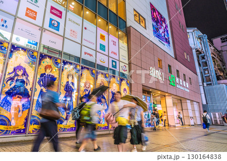 日本の東京都市景観夜遅くでも若者や外国人観光客らで賑わう秋葉原＝19時54分 130164838