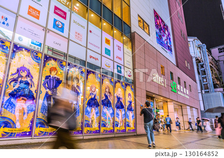 日本の東京都市景観夜遅くでも若者や外国人観光客らで賑わう秋葉原=19時55分 日本の東京都市景観夜遅くでも若者や外国人観光客らで賑わう秋葉原=19時55分 130164852