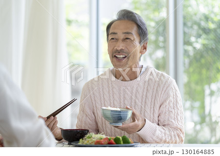 食事をする笑顔の60代の男性 食事をする笑顔の60代の男性 130164885