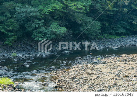 渓流で鮎釣りを楽しむ釣り人と自然豊かな川の風景 渓流で鮎釣りを楽しむ釣り人と自然豊かな川の風景 130165048