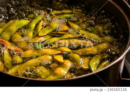 枝豆を茹でている様子 130165138