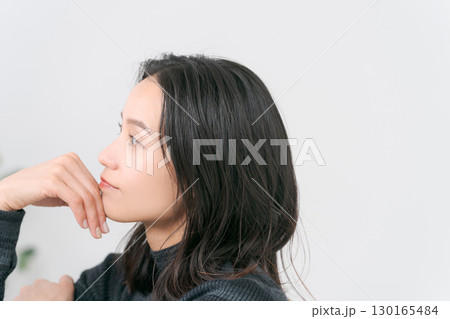 ニットを着た女性のポートレート ニットを着た女性のポートレート 130165484
