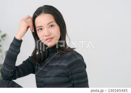 ニットを着た女性のポートレート ニットを着た女性のポートレート 130165485