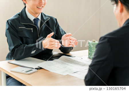 ビル,テナントの商談,打ち合わせをする作業着姿の若いアジア人ビジネスマン 130165704