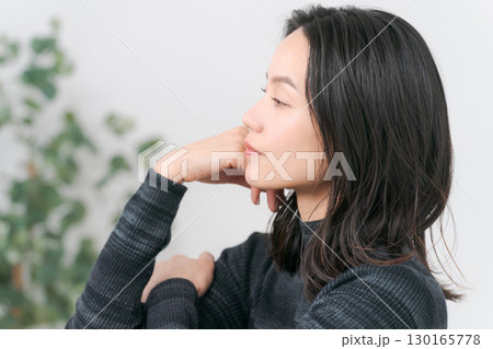 落ち込む表情の女性の横顔 130165778
