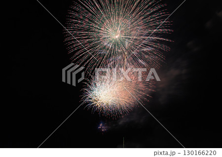 夜空に咲く大輪の花火 130166220
