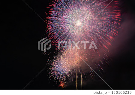 夜空に咲く鮮やかな大輪の花火 130166239