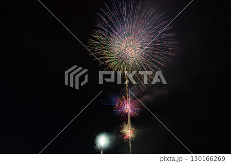 夜空に咲く大輪の花火 夜空に咲く大輪の花火 130166269