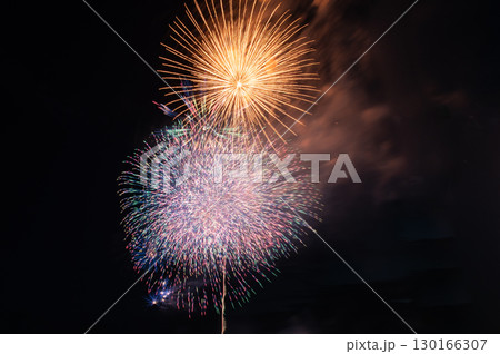 夜空に咲く大輪の鮮やかな花火 130166307