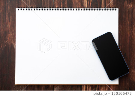 スケッチブックとスマートフォン スケッチブックとスマートフォン 130166473