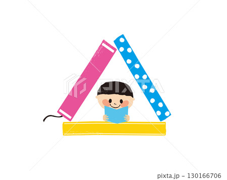 三角形に置いたの本の中で読書する男の子 三角形に置いたの本の中で読書する男の子 130166706