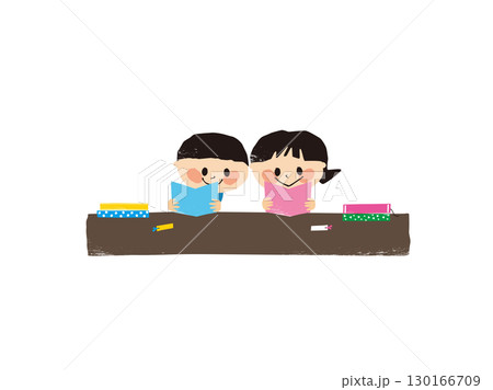 絵本を読む子供たち 覗き込む男の子 絵本を読む子供たち 覗き込む男の子 130166709