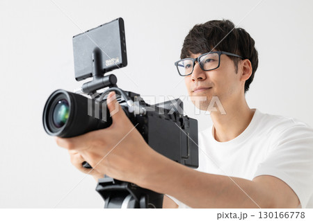 動画撮影をする男性 動画撮影をする男性 130166778