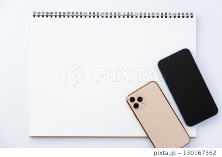 スケッチブックとスマートフォン 130167362