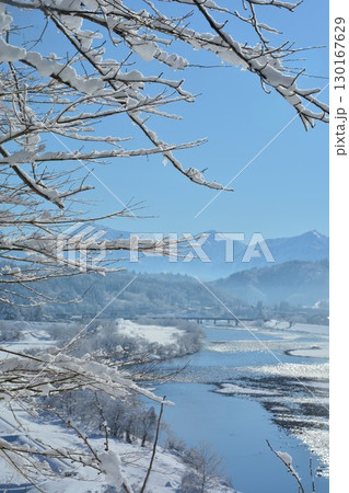 新潟県長岡市越後川口牛ヶ島・信濃川越後三山冬景色 130167629