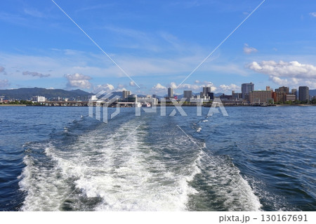 広島湾を出港した船舶から見た広島市方面の風景（広島県広島市） 130167691