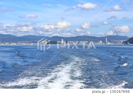 広島湾を航海中の船舶から見た広島市方面の風景（広島県広島市） 130167698