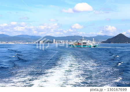 広島湾を航海中の船舶から見た広島市方面の風景(広島県広島市) 広島湾を航海中の船舶から見た広島市方面の風景(広島県広島市) 130167699